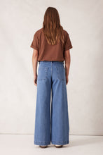 Load image into Gallery viewer, Wide Leg Patch Pocket Jean - Washed Indigo