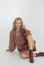 Load image into Gallery viewer, Lulu Reversible Linen Top - Clay