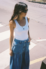 Load image into Gallery viewer, Zoe Contour Ribbed Scoop Tank - White