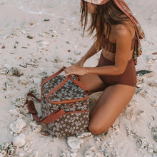 Load image into Gallery viewer, Daisy Cooler Bag Large-Cinnamon
