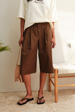 Load image into Gallery viewer, Harlow Bermuda Short - Cocoa
