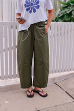 Load image into Gallery viewer, Bella Barrel Pant - Washed Olive
