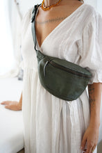 Load image into Gallery viewer, The Cali Leather Slingbag - Olive
