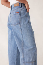 Load image into Gallery viewer, Darted Barrel Jean - Vintage Blue
