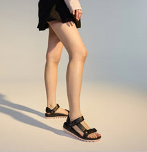 Load image into Gallery viewer, Sandal Tooth Wedge - Black &amp; Pink
