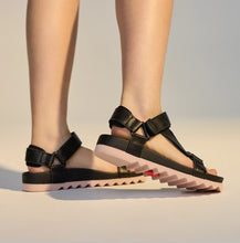 Load image into Gallery viewer, Sandal Tooth Wedge - Black &amp; Pink

